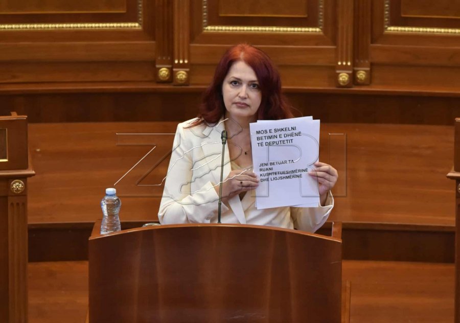 Mikrofonat ua ndalën, PDK-ja flet me letra në seancë: Mos e shkelni betimin e deputetit