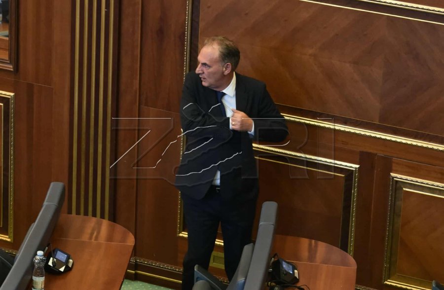 Limaj nxitohet për seancën, thotë se ende s’është takuar me Kurtin