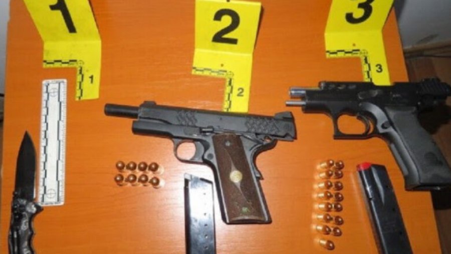 Sekuestrohen dy armë zjarri dhe një thikë në Fushë-Kosovë, prangosen dy persona