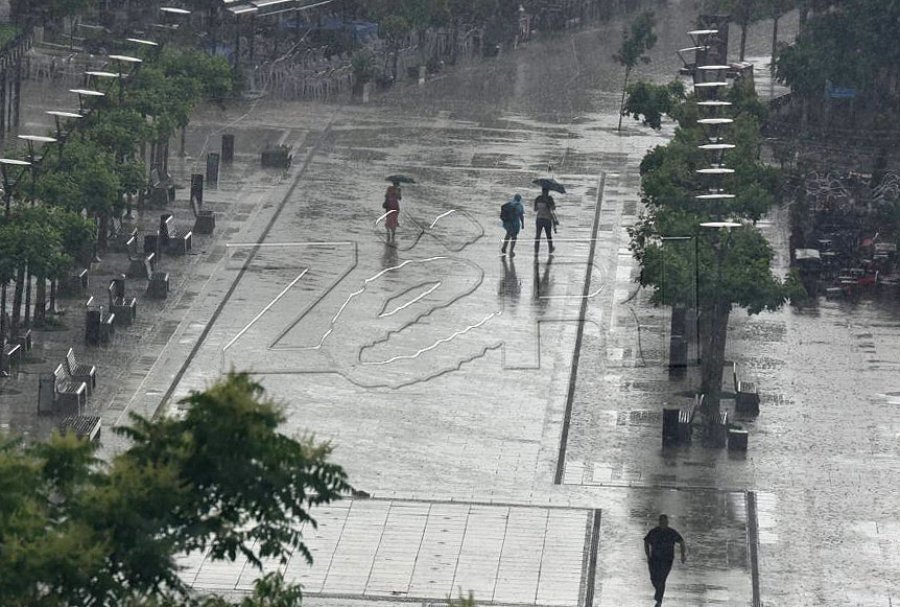 Erëra të forta dhe mundësi për rrufe në disa zona të Kosovës, IHMK-ja bën thirrje për kujdes