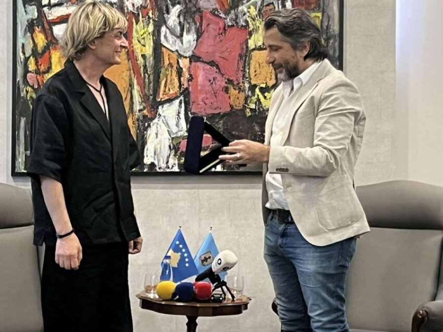 Armend Rexhepagiqi nderohet me “Hyjneshën në fron”