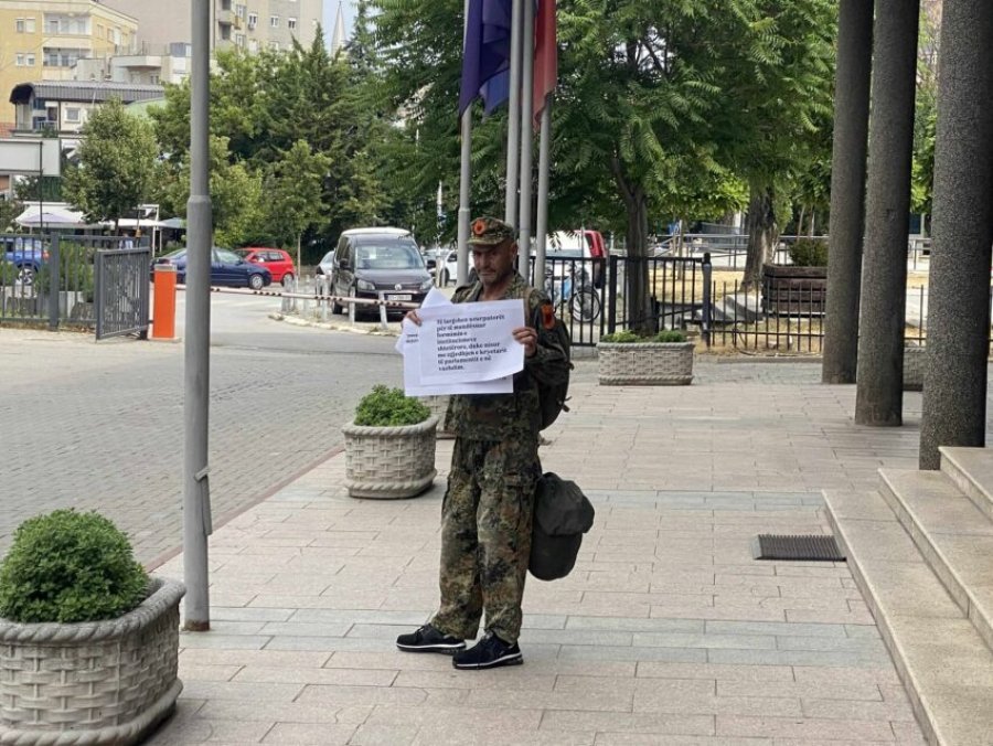 Protestoi para Kuvendit, veterani i UÇK-së: Qeveria në detyrë s’ka bërë gjë për vlerat e luftës