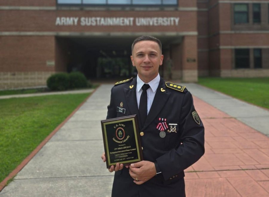 Kapiteni i FSK-së diplomon me sukses në SHBA, nderohet me çmim ndërkombëtar