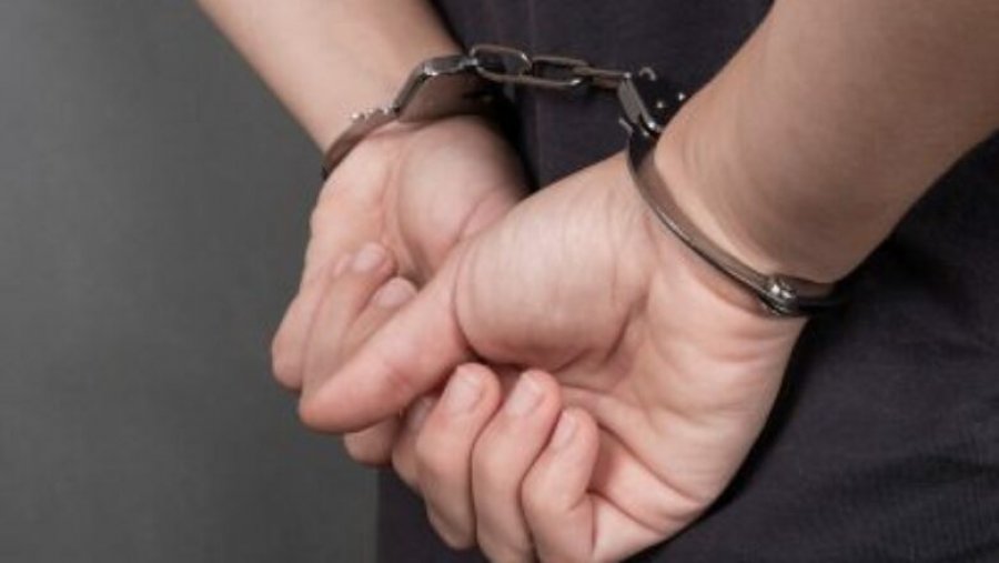 Ishte në kërkim, arrestohet 28 vjeçari në Prishtinë – i sekuestrohen para, narkotikë dhe thikë
