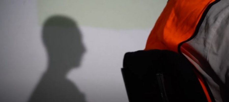 Një thikë 13 euro dhe një gabim që i kushtoi me burg – rrëfimi i 18-vjeçarit të dënuar për tentim vrasje