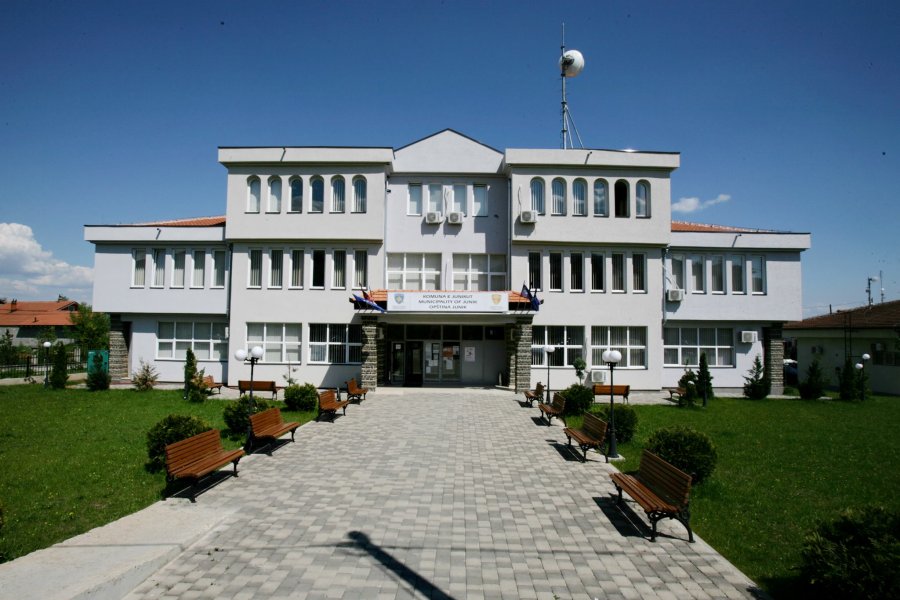 Ardhja e bashkatdhetarëve, Juniku me lehtësira komunale, festivale e aktivitete të shumta
