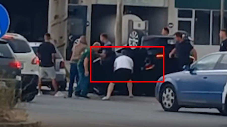 Aksident i rëndë në Fushë-Kosovë, vetura përfundon e rrokullisur