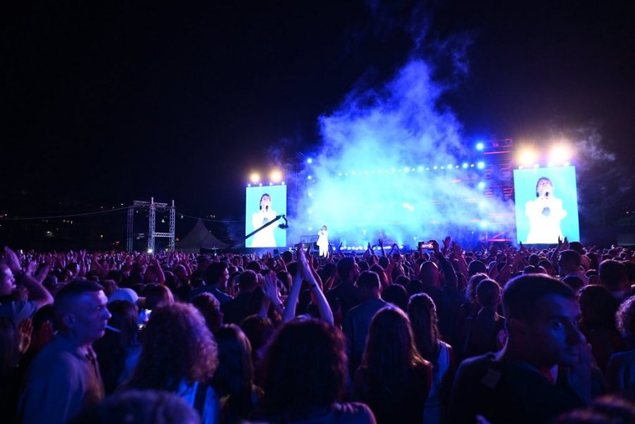 Rikthehet fuqishëm ikona e muzikës Armend Rexhepagiqi, me një koncert madhështor promovon albumin me shtatë këngë