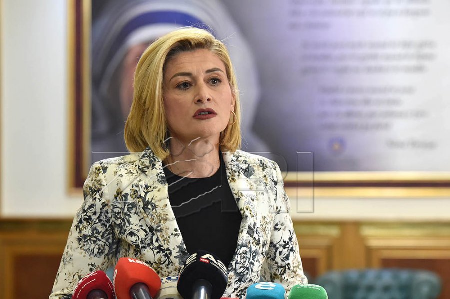 Mimoza Kusari njofton për vdekjen e babait të saj