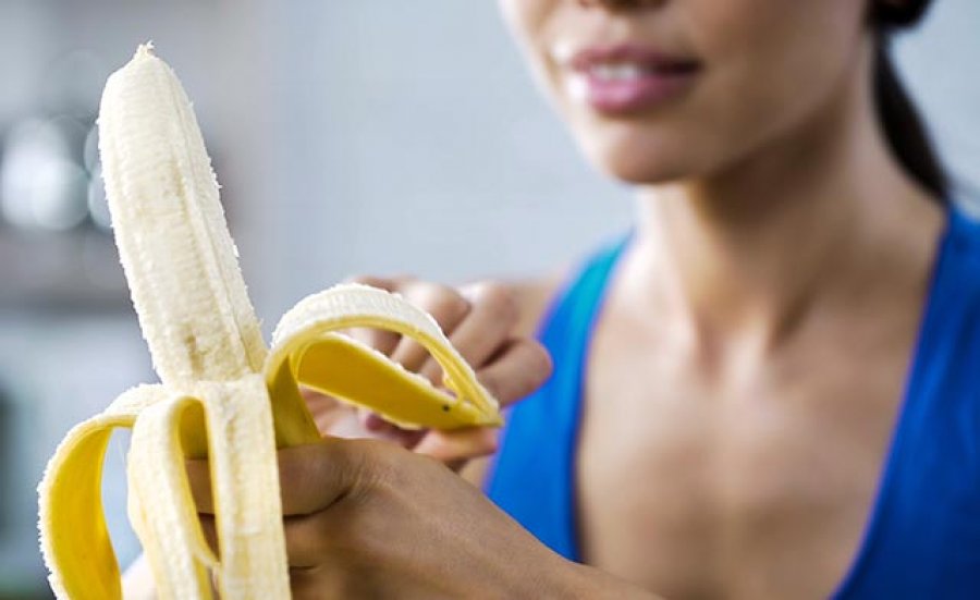 Shpëlani bananet me ujë para se t’i hani
