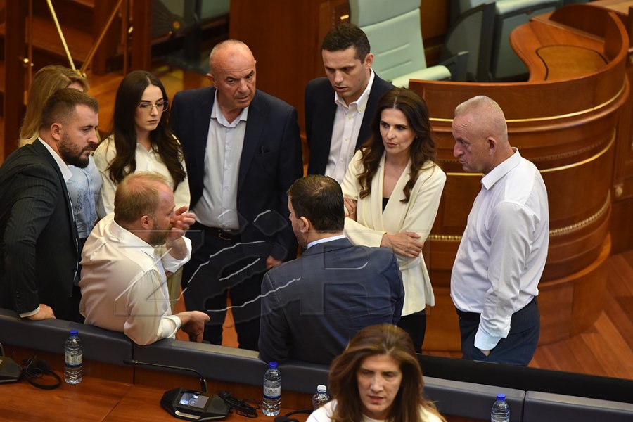 PDK-ja dhe AAK-ja: Kërkesa e Osmanit për Kushtetuesen i jep kohë Vetëvendosjes