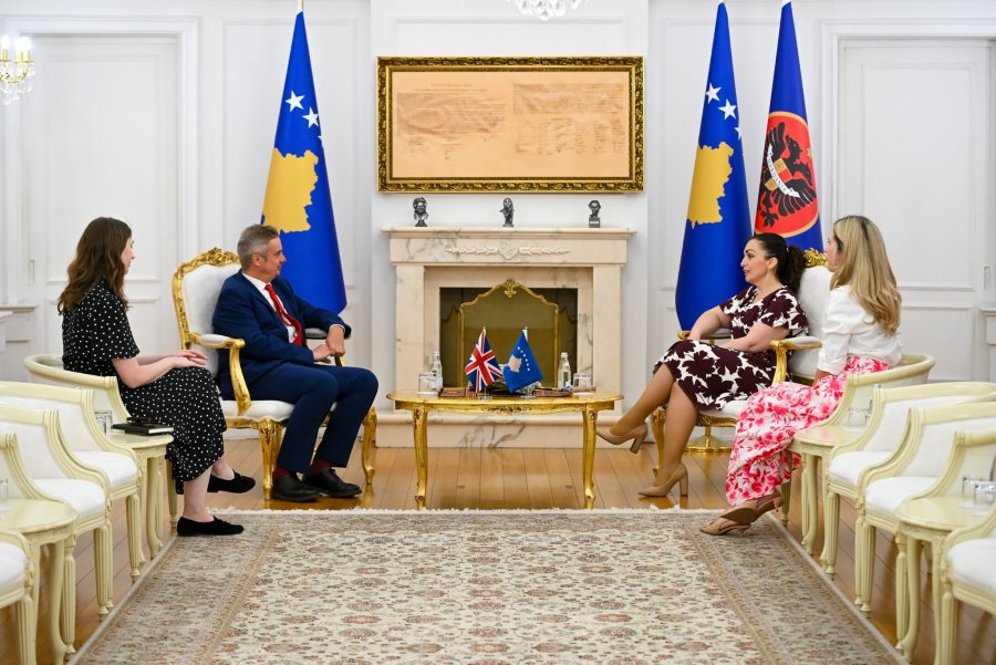 Hargreaves: Bllokimi politik me pasoja të rënda për Kosovën dhe popullin, partitë ta vendosin shtetin para interesave të tyre