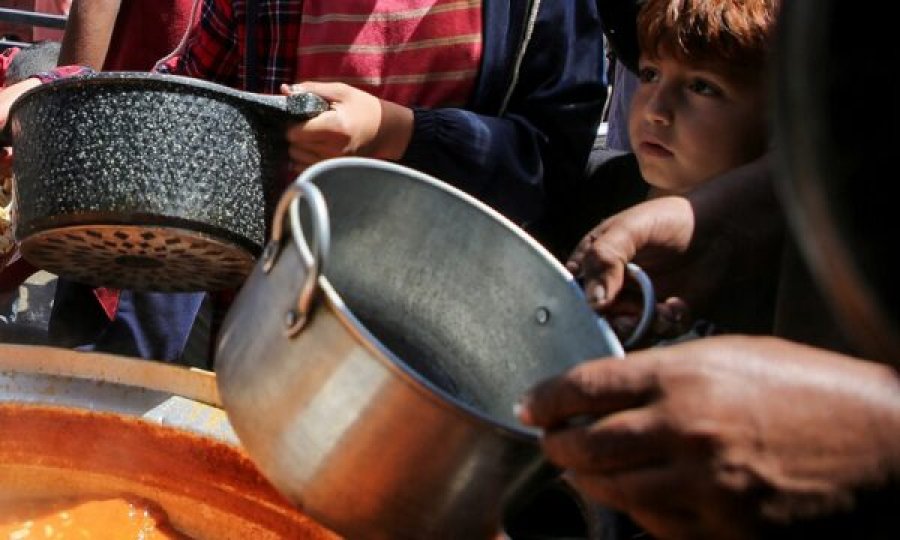 Shefi i UNRWA: 6,000 kamionë ndihmash të bllokuar, presin leje nga Izraeli për të hyrë në Gaza