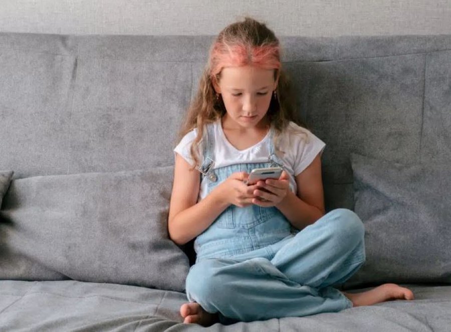 Autizmi virtual, fëmijë me vonesa në zhvillim e të folur për shkak të “celularit në dorë”