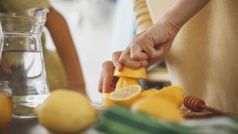 Përdorimi i gabuar i limonit mund të rrezikojë shëndetin