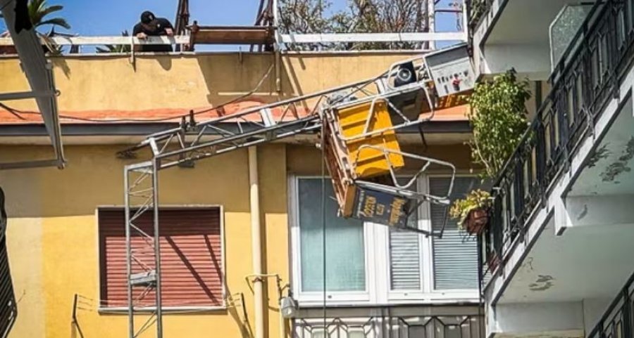Rrëzohen nga skela e një ndërtesë gjashtëkatëshe, tre punëtorë humbin jetën në Itali