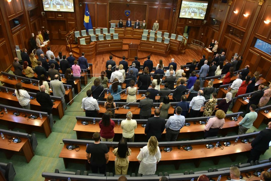 Kuvendi nderon me një minutë heshtje Adem Demaçin, Enver Zymberin dhe policët e rënë në detyrë