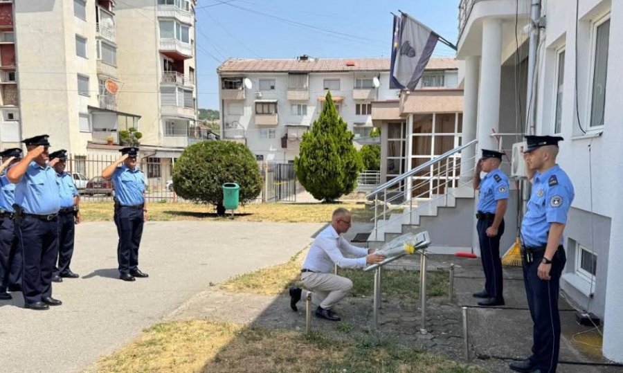 Policia e Gjilanit viziton familjet e zyrtarëve policorë që vdiqën në shërbim të vendit