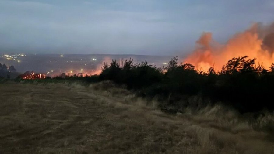 Situata me zjarre, në Zasellë të Mitrovicës intervenohet edhe me helikopter nga KFOR-i