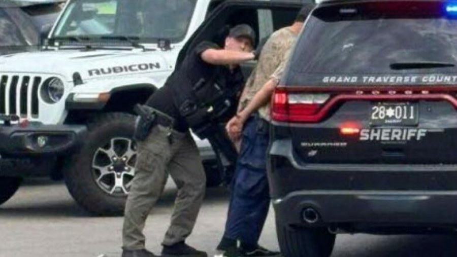 Sulm me thikë në një supermarket në Michigan, 11 të plagosur – 6 në gjendje kritike