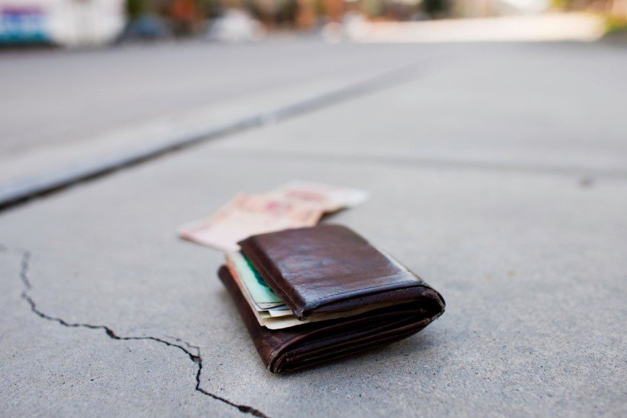 Qytetari gjen një kuletë me mbi një mijë dollarë dhe e dorëzon në Polici