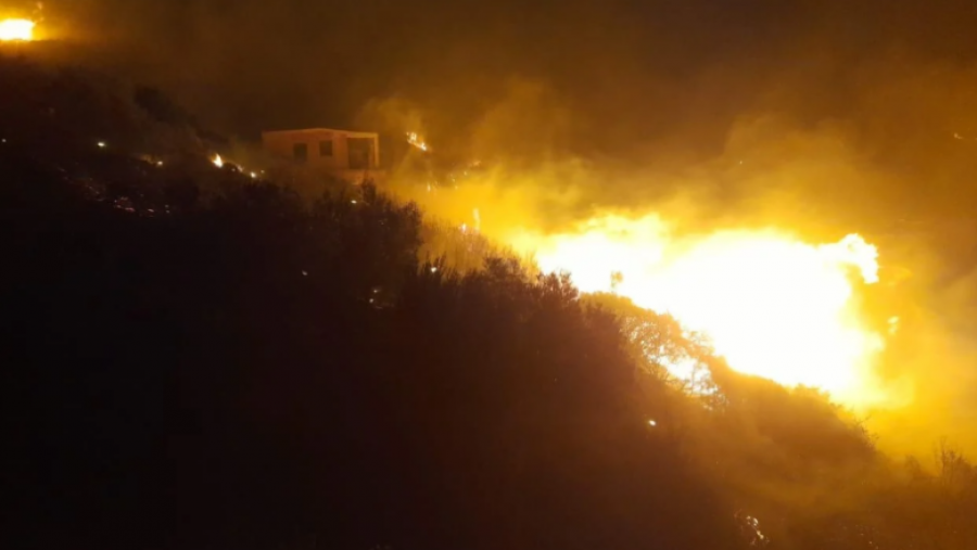 Ende disa vatra aktive në Himarë, zjarrfikësit në luftë me flakët