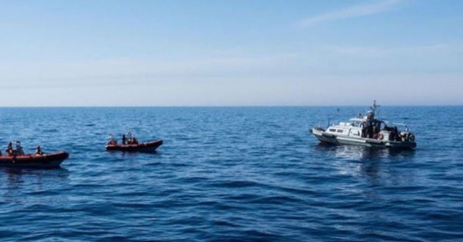 Pas përmbysjes së një anijeje emigrantësh në Mesdhe, dy fëmijë humbin jetën e një person zhduket