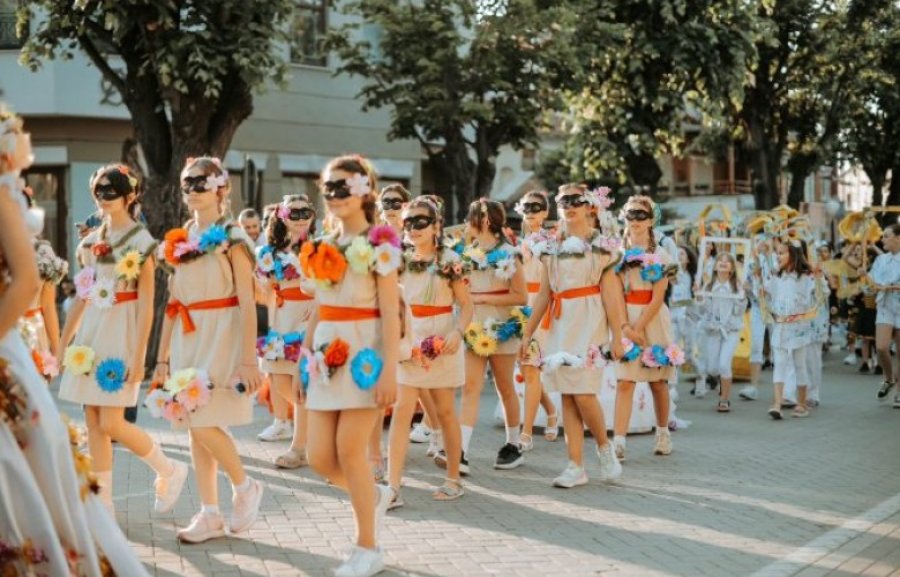Festivali Ndërkombëtar i Karnavaleve çeli sezonin turistik në Korçë
