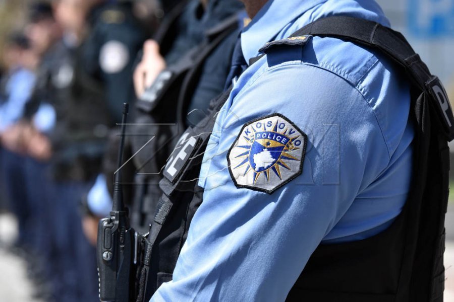 Babai sulmon policinë derisa po ia arrestonin djalin për narkotik në Ferizaj