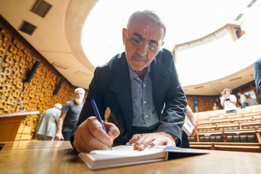 Promovohen tre librat e Sabri Hamitit: “Prishtina mon amour”, “Maja” dhe “Kanoni letrar”