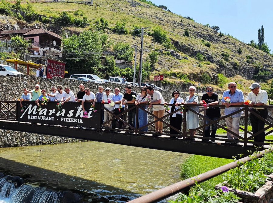 Ceremoni përkujtimore në Prizren për Bekim Fehmiun, ikonën e kinematografisë