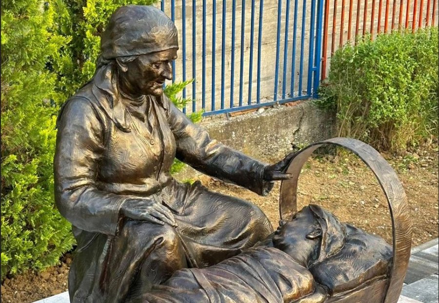 Zbulohet shtatorja e nënës Zahide Jashari në sheshin e Skenderajt