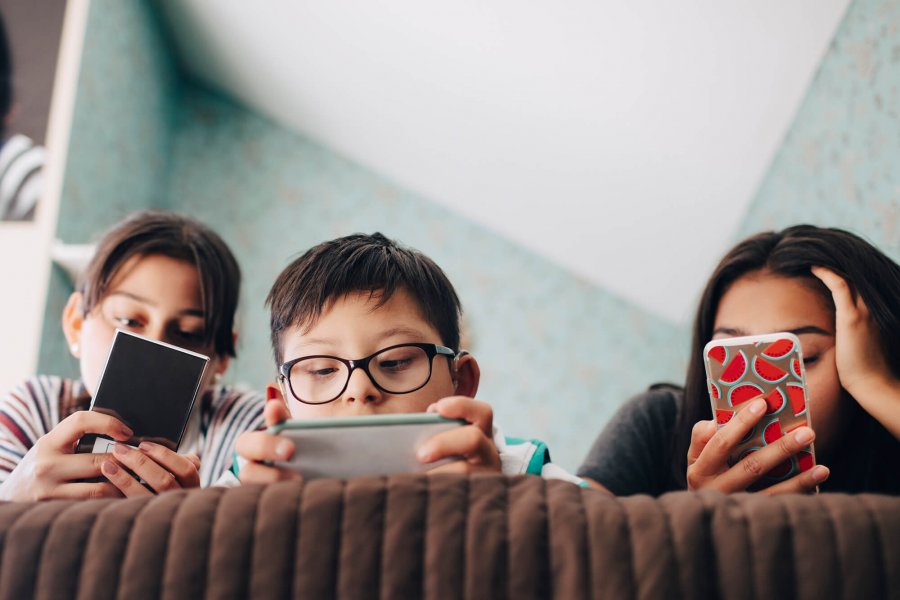 Telefoni në duart e fëmijëve, lodër moderne apo rrezik i heshtur?