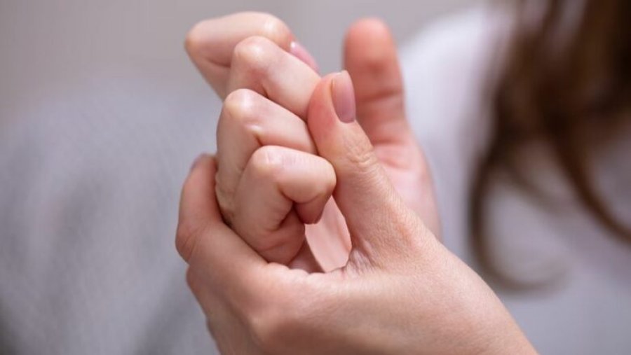 Gjuha e trupit, çfarë do të thotë kur dikush kërcet me gishta gjatë të folurit?