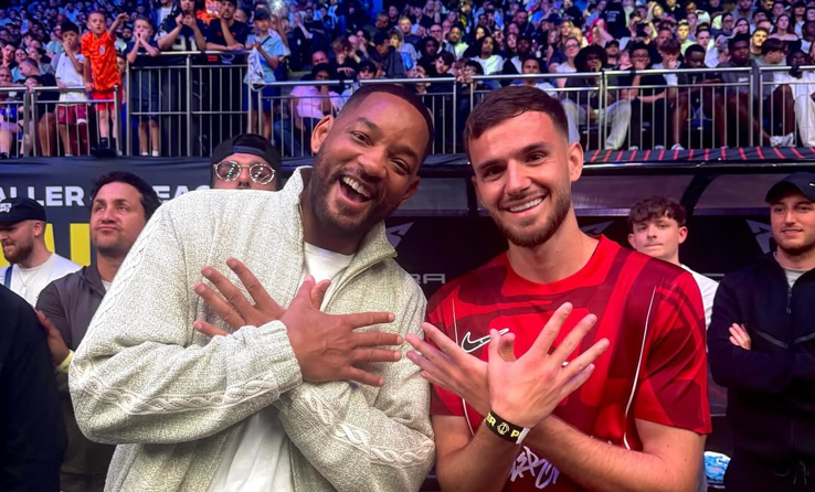 Aktori Will Smith pozon duke bërë simbolin e shqiponjës shqiptare