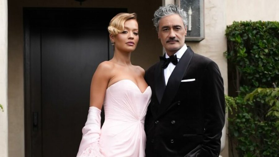 Rita Ora flet si rrallëherë për marrëdhënien e saj me dy vajzat e bashkëshortit nga martesa e tij e parë