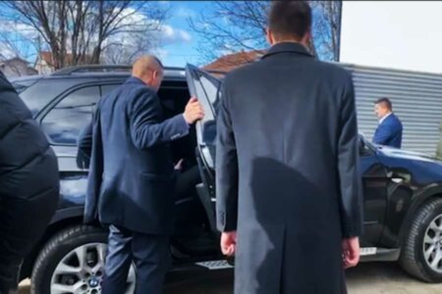 Kurti pyetet se a po shkon në Prokurori apo në Gjilan, nuk përgjigjet