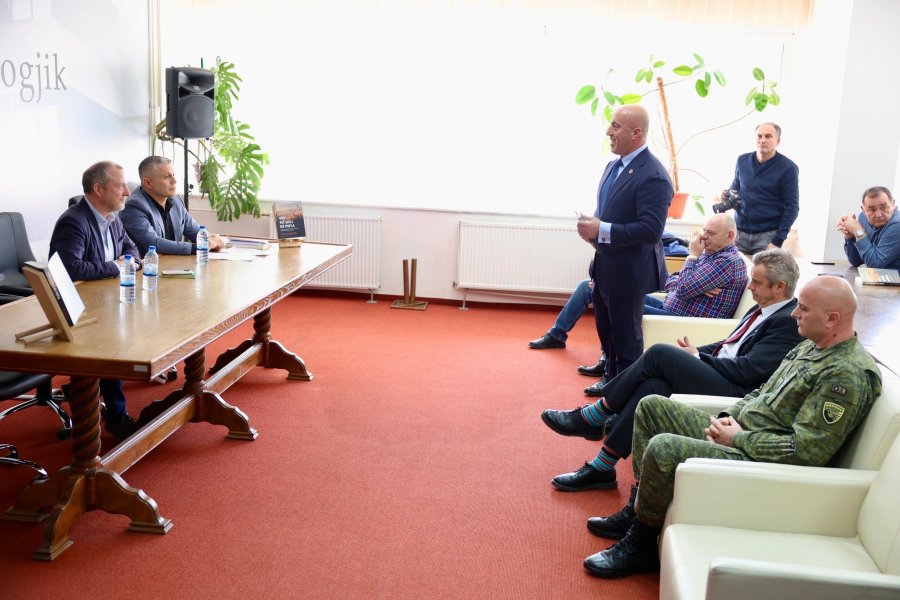 Haradinaj merr pjesë në përurimin e librit “Nën një qiell me pupla” të kolonel Ade Clewlow