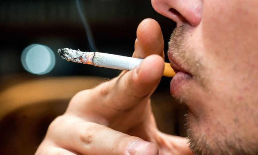 Konsumimi i cigareve plak lëkurën
