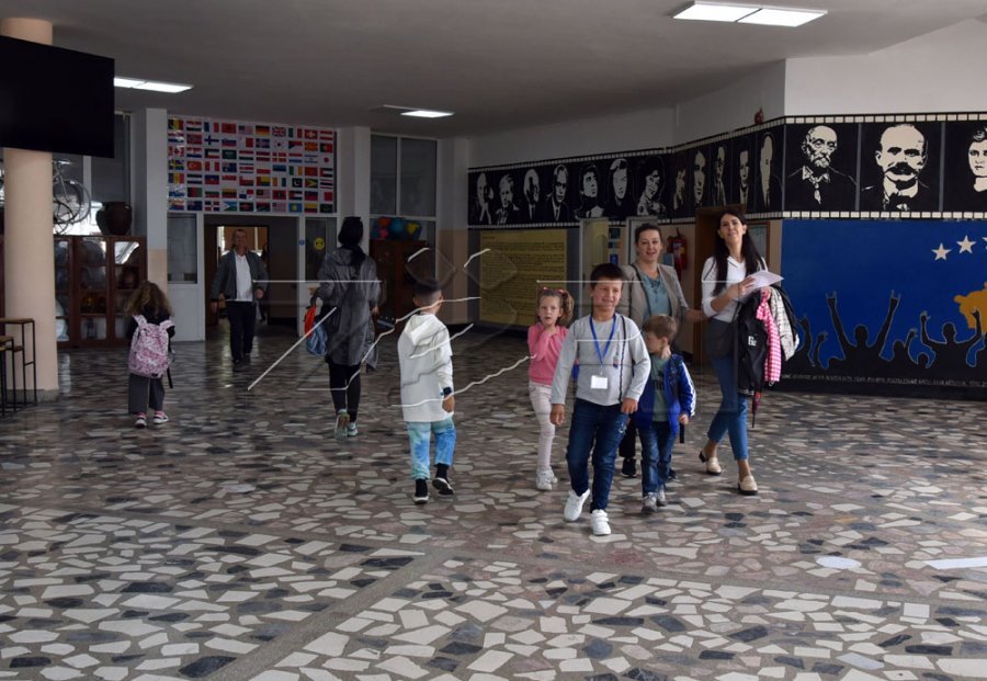 “I zhveshën e i detyruan të ulen mbi buburreca”, ngacmimet ndaj nxënësve të klasave të para në Prishtinë