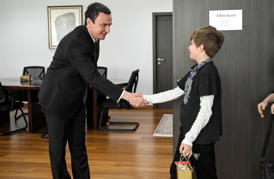 Kurti mirëpriti djalin e gazetares së ndjerë nga Ukraina, Olga Priadko, Yaroslav