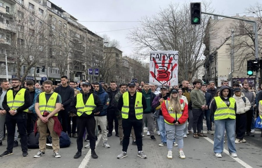 Studentët vazhdojnë bllokadat dhe dyshojnë në përdorimin e topit zanor