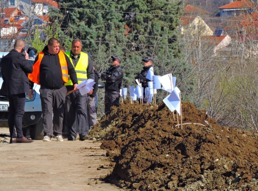 Pamje në varrezat e Koçanit, që nga mëngjesi po përgatitet varrimi i 30 nga 59 viktimat