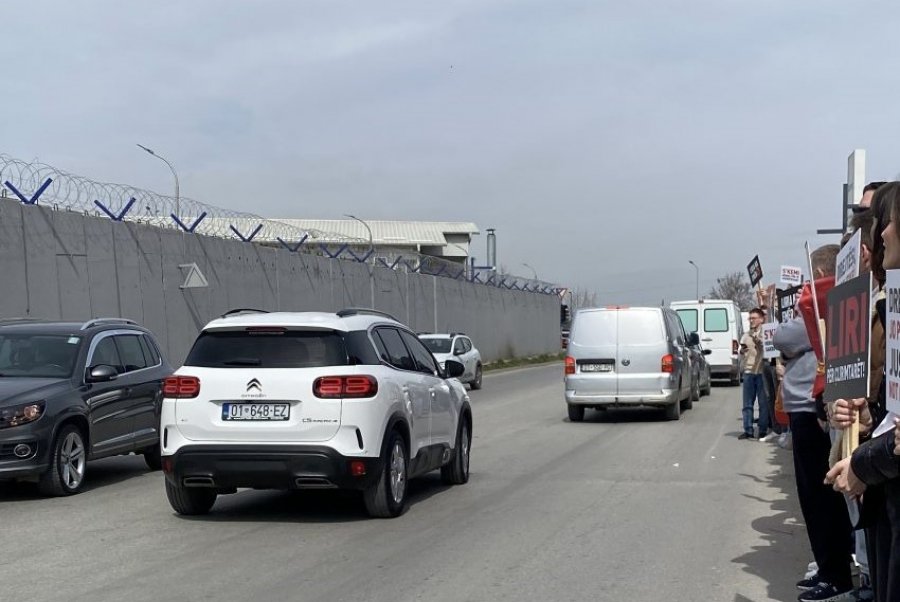 Bashkëshortja e Thaçit përfundon vizitën, tani pritet largimi i ish-presidentit për në Hagë