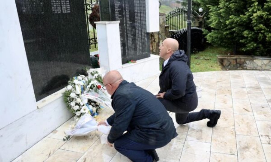 Haradinaj nderon martirët e Krushës: Masakrat anembanë Kosovës janë dëshmi e sakrificës së popullit tonë për liri