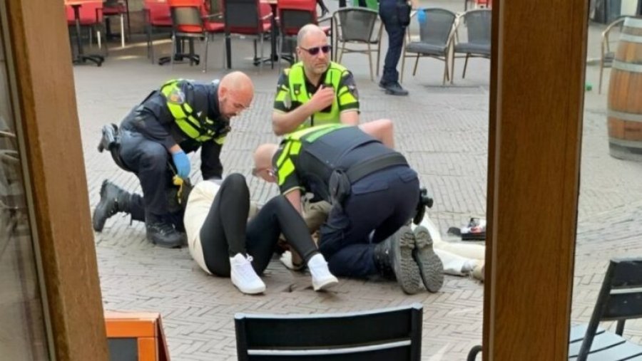 Një person ther me thikë pesë persona në sheshin ikonë të Amsterdamit