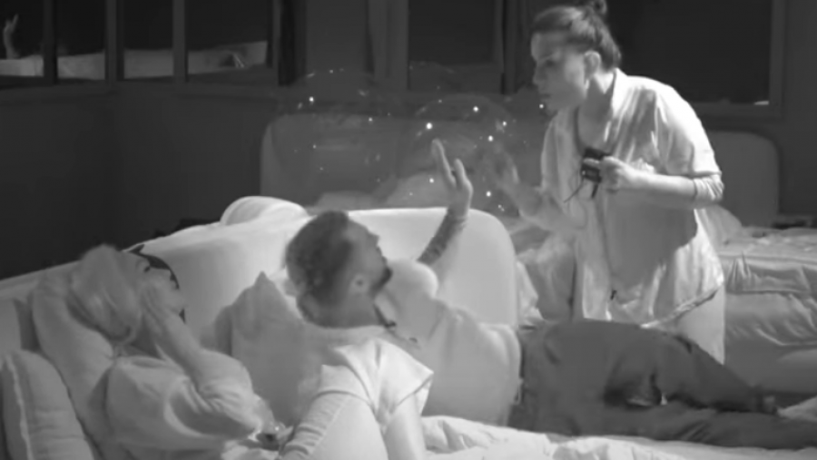 Përplasje mes Rozanës dhe Gjestit pas spektaklit, banorja: Një fëmijë si ti nuk do ta doja kurrë