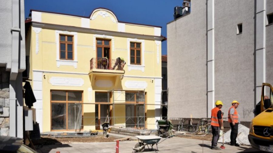 Çeku njofton se restaurimi i Qendrës Kulturore Hebraike në Prizren është afër finalizimit