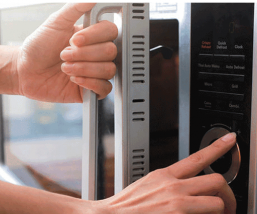 Pse nuk duhet ta ngrohni ushqimin për fëmijë në mikrovalë?