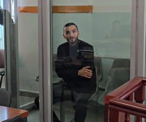 Durrës: Vrau babanë me thikë, 25-vjeçari shfaqet duke qeshur në sallën e gjyqit